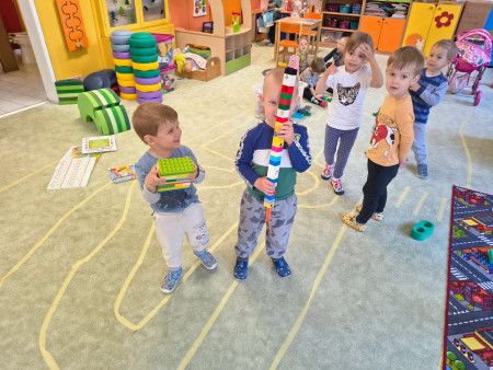 Povídáme si o našem městě Sokolov, procházíme místa, která se nám líbí, podporujeme pozitivní vztah k místu, kde žijeme