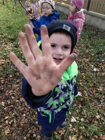 Společné sázení darovaných krokusů od našeho města :-).