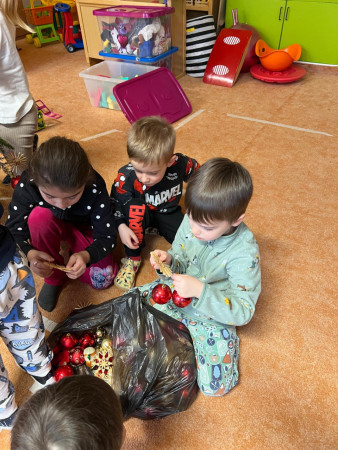 Krásně si stromeček ozdobíme