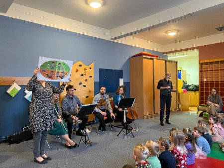 Přijel k nám orchestr z Karlových Varů , aby nás seznámil s hudebními nástroji a povyprávěl příběh o Antonínu Dvořákovi.